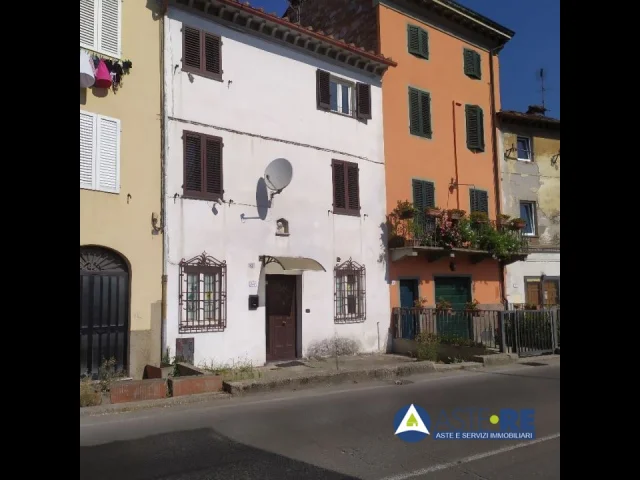 Appartamenti in Vendita - Lucca_fabbricato per civile abitazione elevato complessivamente su tre piani fuori terra