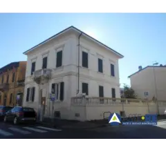 Firenze_	villa unifamiliare terra-tetto ad uso civile abitazione che si eleva a due piani