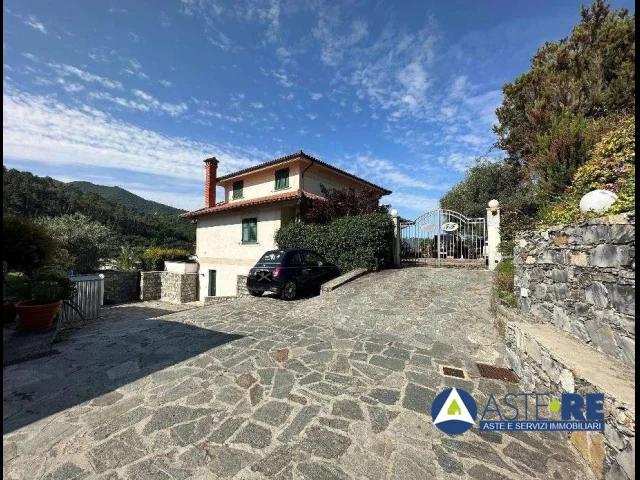 Appartamenti in Vendita - Piena proprieta di villino unifamiliare disposto su tre livelli con piscina frontestante