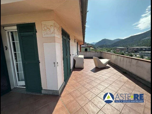 Appartamenti in Vendita - Piena proprieta di villino unifamiliare disposto su tre livelli con piscina frontestante