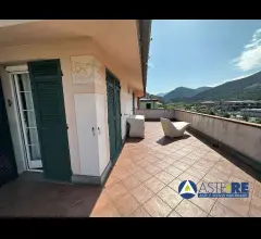 Appartamenti in Vendita - Piena proprieta di villino unifamiliare disposto su tre livelli con piscina frontestante
