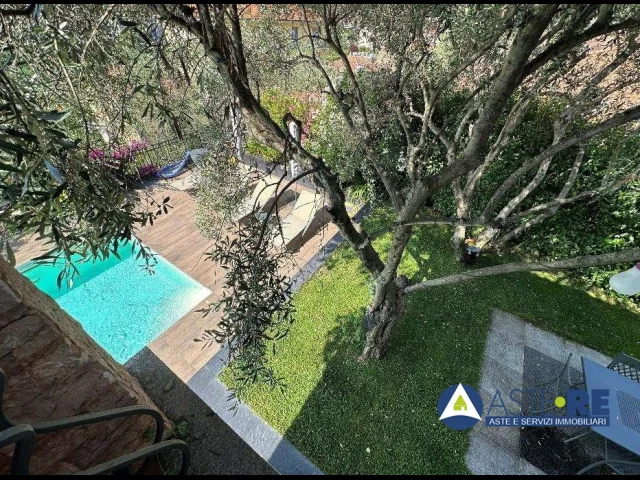 Appartamenti in Vendita - Piena proprieta di villino unifamiliare disposto su tre livelli con piscina frontestante
