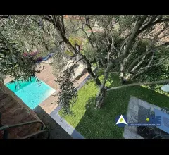 Appartamenti in Vendita - Piena proprieta di villino unifamiliare disposto su tre livelli con piscina frontestante