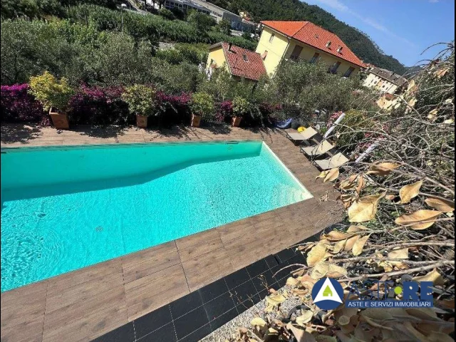 Appartamenti in Vendita - Piena proprieta di villino unifamiliare disposto su tre livelli con piscina frontestante