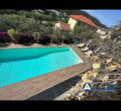 Appartamenti in Vendita - Piena proprieta di villino unifamiliare disposto su tre livelli con piscina frontestante