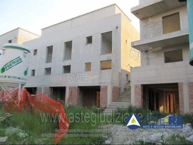 Collesalvetti_li_ terreno edificabile con sovrastante fabbricato in corso di costruzione