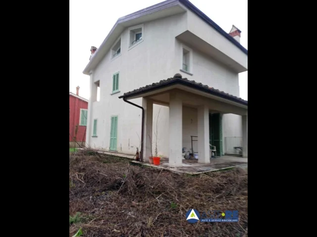Appartamenti in Vendita - Lucca_ porzione di fabbricato bifamiliare dislocata su tre piani fuori terra
