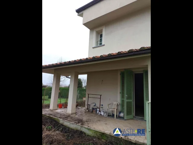 Appartamenti in Vendita - Lucca_ porzione di fabbricato bifamiliare dislocata su tre piani fuori terra