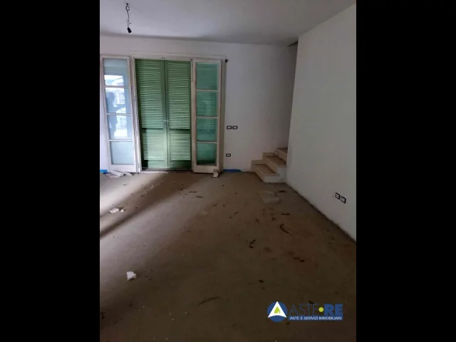 Appartamenti in Vendita - Lucca_ porzione di fabbricato bifamiliare dislocata su tre piani fuori terra