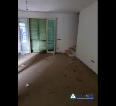 Appartamenti in Vendita - Lucca_ porzione di fabbricato bifamiliare dislocata su tre piani fuori terra