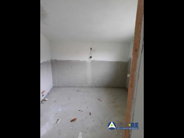 Appartamenti in Vendita - Lucca_ porzione di fabbricato bifamiliare dislocata su tre piani fuori terra