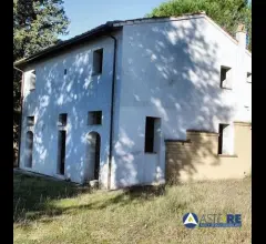 Casa colonica - frazione montefoscoli, in localita vallicci
