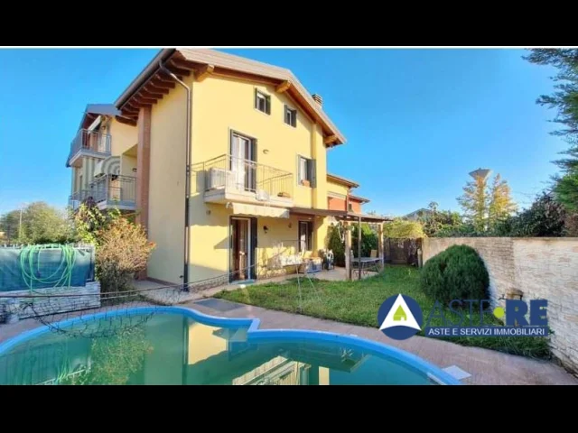 Sona (vr) abitazione con piscina con due piani fuori terra oltre ad interrato