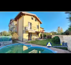 Appartamenti in Vendita - Sona (vr)  abitazione con piscina con due piani fuori terra oltre ad interrato