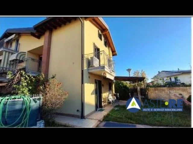 Appartamenti in Vendita - Sona (vr)  abitazione con piscina con due piani fuori terra oltre ad interrato