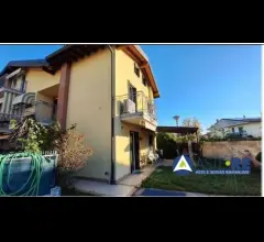 Appartamenti in Vendita - Sona (vr)  abitazione con piscina con due piani fuori terra oltre ad interrato