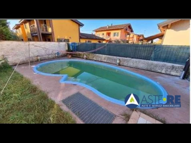 Appartamenti in Vendita - Sona (vr)  abitazione con piscina con due piani fuori terra oltre ad interrato