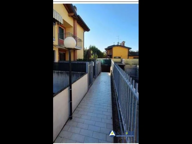 Appartamenti in Vendita - Sona (vr)  abitazione con piscina con due piani fuori terra oltre ad interrato