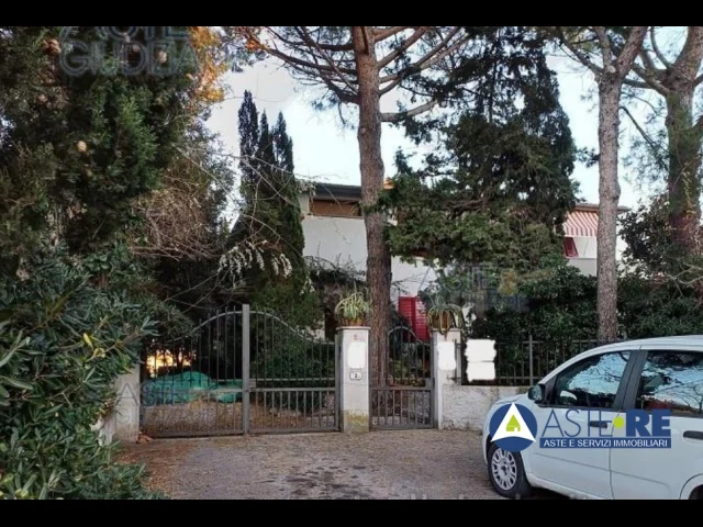 Rosignano marittimo li_ appartamento rimessa e corte