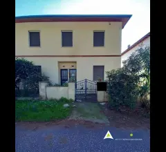 Cecina_ 	piena proprietà di civile abitazione e cantina poste rispettivamente al piano t,1