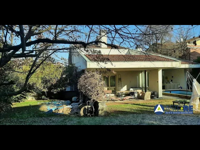 Villa sviluppata su due piani fuori terra e un piano interrato con giardino, piscina e gar