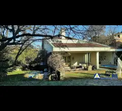 Appartamenti in Vendita - Villa sviluppata su due piani fuori terra e un piano interrato con giardino, piscina e gar