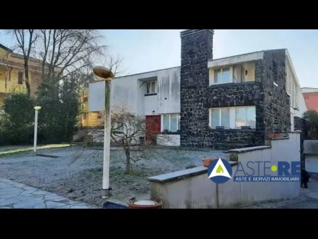 Appartamenti in Vendita - Villa sviluppata su due piani fuori terra e un piano interrato con giardino, piscina e gar