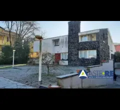 Appartamenti in Vendita - Villa sviluppata su due piani fuori terra e un piano interrato con giardino, piscina e gar