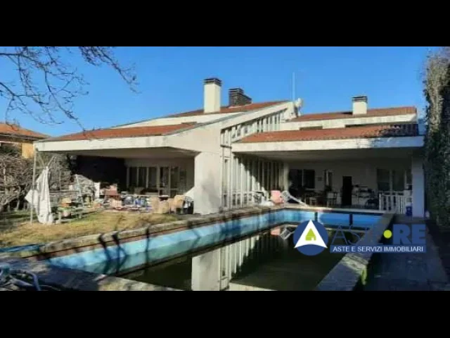 Appartamenti in Vendita - Villa sviluppata su due piani fuori terra e un piano interrato con giardino, piscina e gar