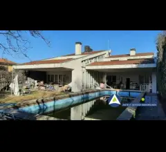 Appartamenti in Vendita - Villa sviluppata su due piani fuori terra e un piano interrato con giardino, piscina e gar