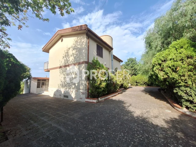 Villa unifamiliare con 5000mq di giardino
