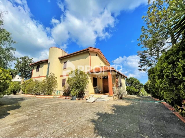 Appartamenti in Vendita - Villa unifamiliare con 5000mq di giardino
