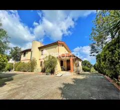 Appartamenti in Vendita - Villa unifamiliare con 5000mq di giardino