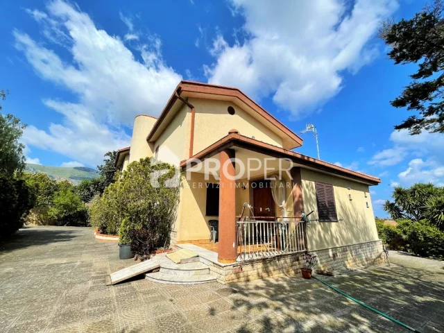Appartamenti in Vendita - Villa unifamiliare con 5000mq di giardino