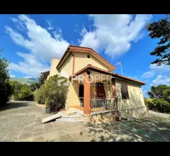Appartamenti in Vendita - Villa unifamiliare con 5000mq di giardino