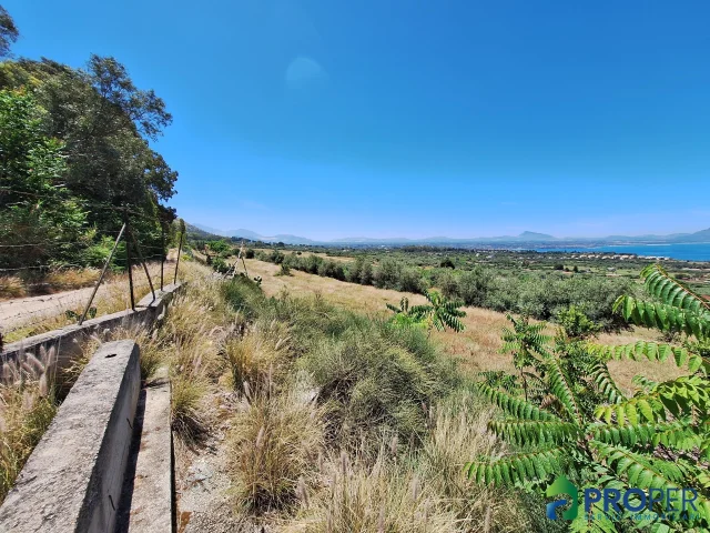 Appartamenti in Vendita - In vendita 24000 mq di terreno agricolo panoramico + rudere