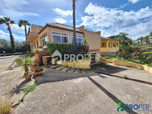 Appartamenti in Vendita - Ampia villa unifamiliare con terrazza panoramica e giardino