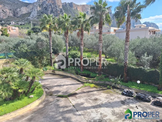 Appartamenti in Vendita - Ampia villa unifamiliare con terrazza panoramica e giardino