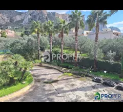 Appartamenti in Vendita - Ampia villa unifamiliare con terrazza panoramica e giardino