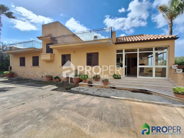Appartamenti in Vendita - Ampia villa unifamiliare con terrazza panoramica e giardino