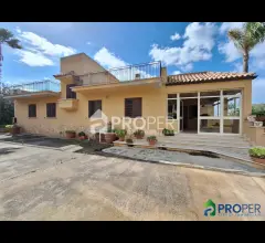 Appartamenti in Vendita - Ampia villa unifamiliare con terrazza panoramica e giardino