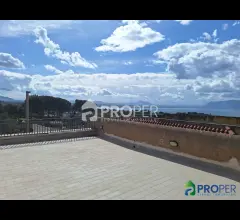 Appartamenti in Vendita - Ampia villa unifamiliare con terrazza panoramica e giardino