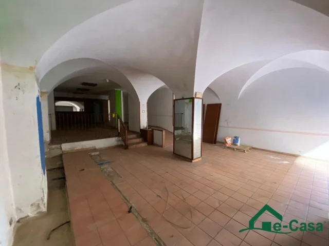Appartamenti in Vendita - Locale commerciale in posizione strategica  -  perfetto per la ristorazione o altra attivit