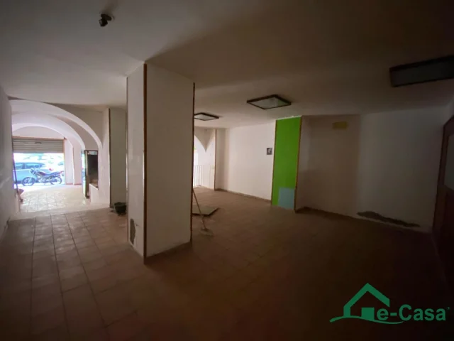 Appartamenti in Vendita - Locale commerciale in posizione strategica  -  perfetto per la ristorazione o altra attivit