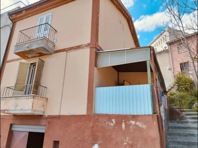 Porzione di fabbricato al primo piano con garage/magazzino