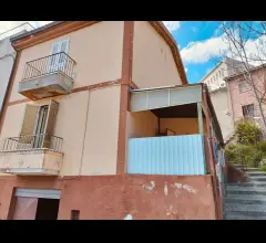 Porzione di fabbricato al primo piano con garage/magazzino