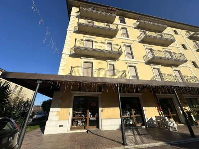 Appartamenti in Vendita - Locale commerciale in vendita, fronte mare a silvi marina