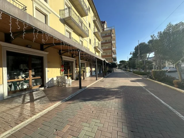 Appartamenti in Vendita - Locale commerciale in vendita, fronte mare a silvi marina