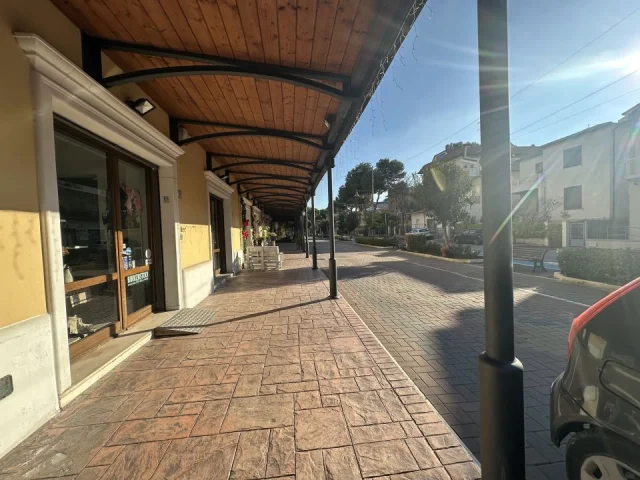 Appartamenti in Vendita - Locale commerciale in vendita, fronte mare a silvi marina