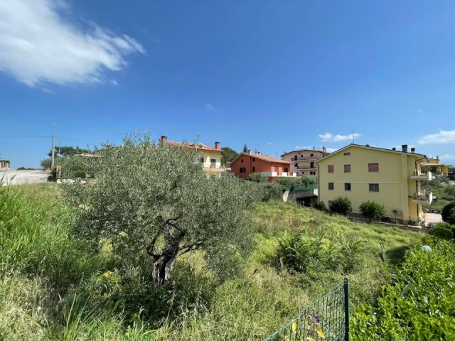 Appartamenti in Vendita - Terreno edificabile a torricella sicura, zona residenziale!